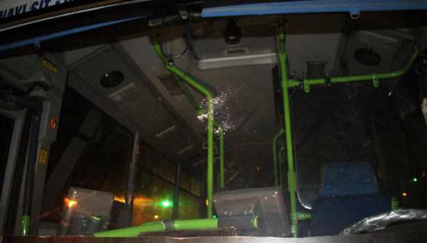 HALK OTOBÜSÜNE TAŞLI ŞİŞELİ SALDIRI