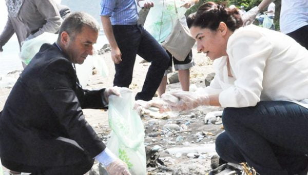 ELLERİ İLE TOPLADILAR