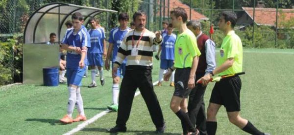 HAKEME TEPKİ İÇİN SAHADAN ÇEKİLDİ