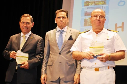 BAŞKAN UYSAL VE KOMUTAN ENÇ’E PLAKET