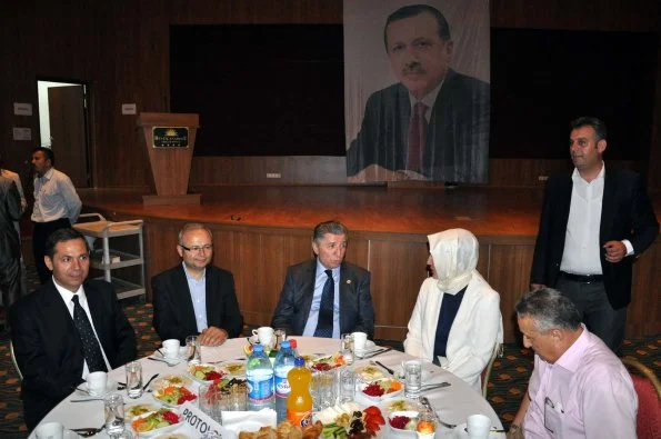 AKP İFTARDA BULUŞTU