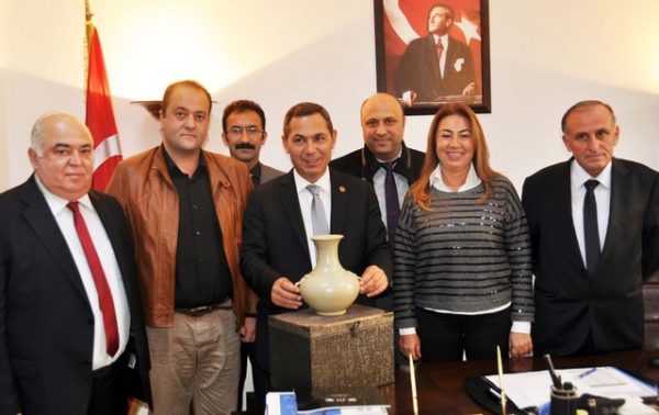 CHP’LİLER HEDİYE İLE GELDİ