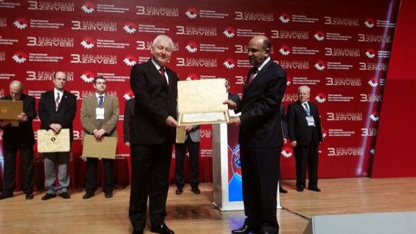 BAKAN’IN ELİNDEN ALDILAR