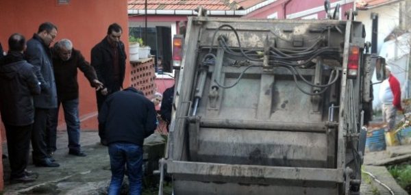 ÇÖP KAMYONU EZDİ