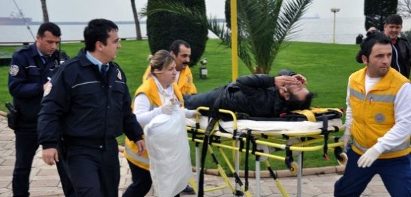 DENİZE DÜŞTÜ, VATANDAŞLAR KURTARDI