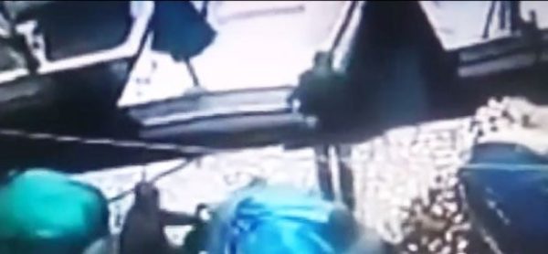 DÜŞTÜĞÜ AN KAMERAYA YANSIDI