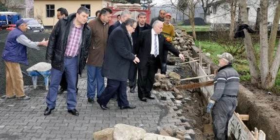 KÖYLÜLER İMECE USULÜ YAPIYOR