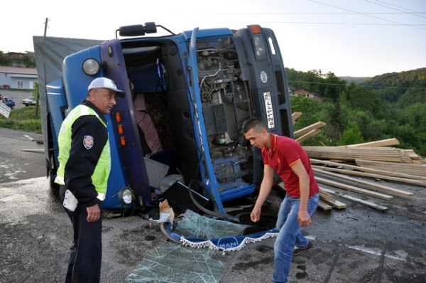KERESTE YÜKLÜ TIR DEVRİLDİ..!