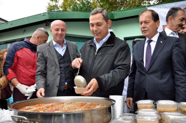BAŞKAN AŞURE DAĞITTI