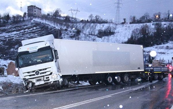 TIR SU KANALINA DÜŞTÜ..!