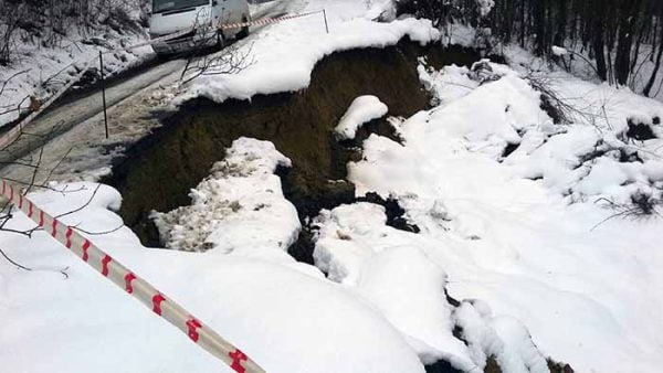 KÖY YOLUNDA HEYELAN TEHLİKESİ..!