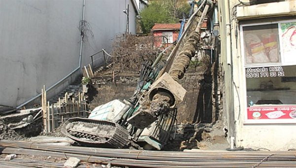 EVİN ÜZERİNE DÜŞTÜ