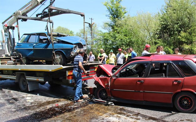İKİ OTOMOBİL KAFA KAFAYA ÇARPIŞTI: 6 YARALI