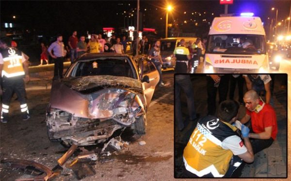 OTOMOBİL TANKERLE ÇARPIŞTI: 4 YARALI