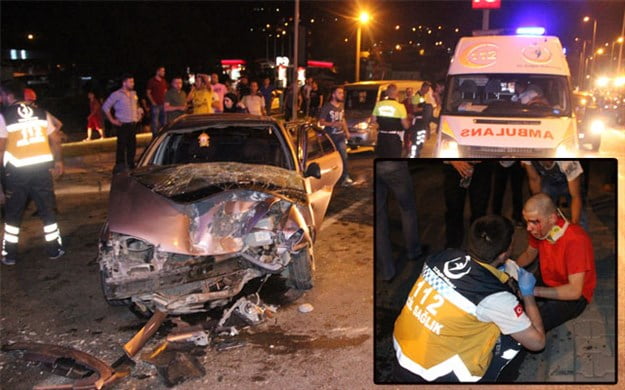 OTOMOBİL TANKERLE ÇARPIŞTI: 4 YARALI