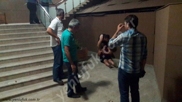 TARTIŞTIĞI SEVGİLİSİNİ GÖĞSÜNDEN BIÇAKLADI