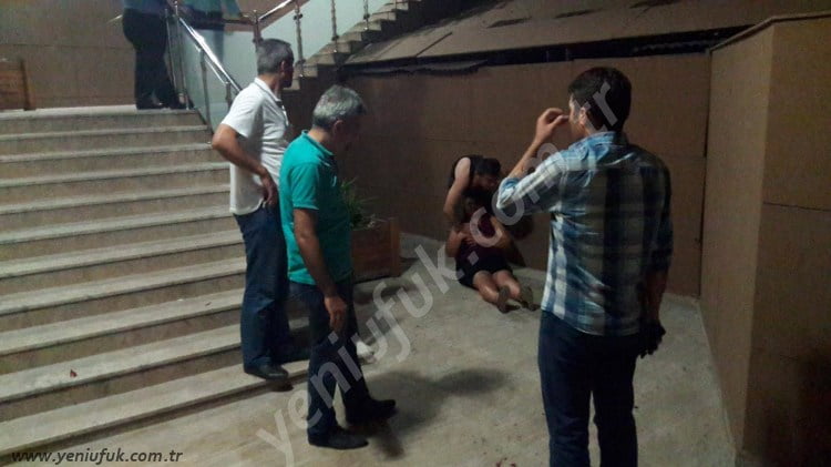 TARTIŞTIĞI SEVGİLİSİNİ GÖĞSÜNDEN BIÇAKLADI