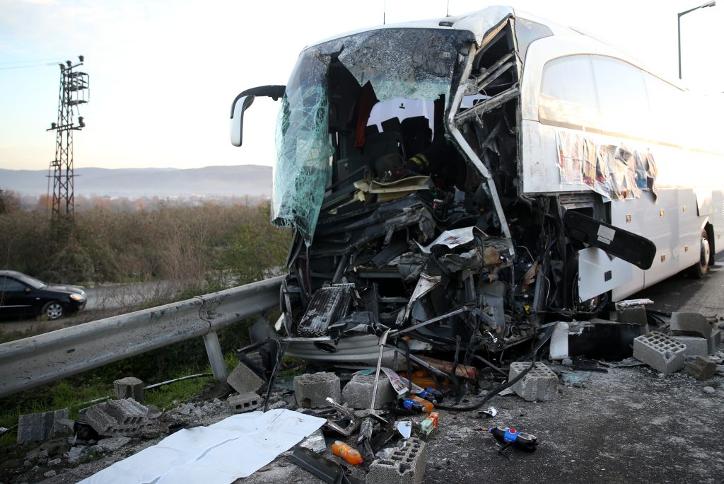 1 ÖLÜ 10 YARALI VAR