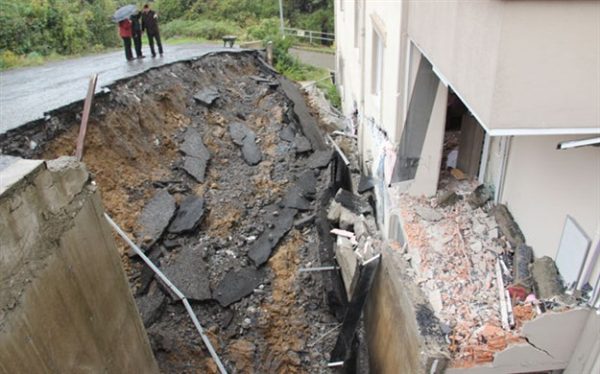 HEYELAN SEBEBİ İLE YOL ÇÖKTÜ..