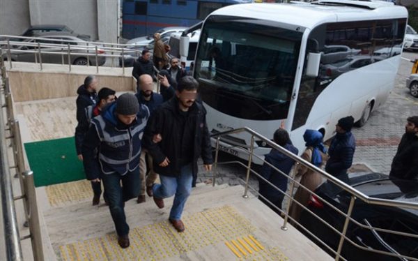 FETÖ’DEN GÖZALTINA ALINAN ERDEMİRLİ ÇALIŞANLAR ADLİYEYE SEVK EDİLDİ..