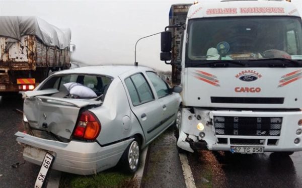 KIRMIZI IŞIK’TA DURMAYAN KAMYON OTOMOBİL’E ÇARPTI..