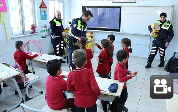 POLİSLER ÇİKOLATA DAĞITTI
