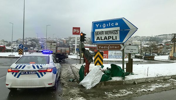 TRAFİK LEVHASINA ÇARPTI VE KAÇTI