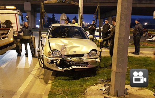 REFÜJE ÇIKARAK DİREĞE ÇARPTI