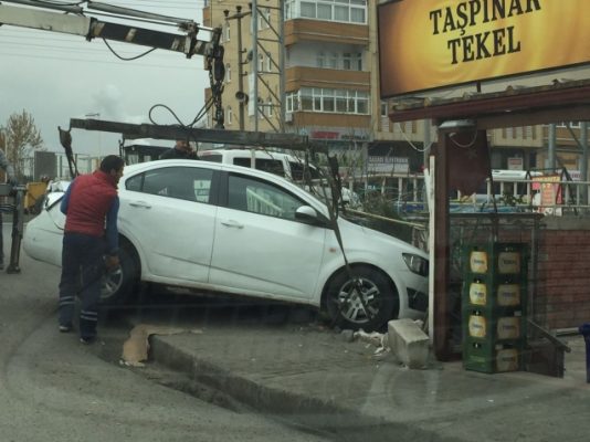 AYNI YÖNE GİDERKEN KAZA YAPTILAR