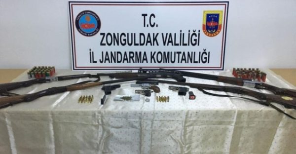 ALAPLI’DA SİLAH VE UYUŞTURUCU YAKALANDI