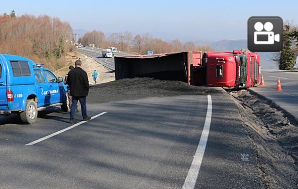 ANAYOLA TIR DEVRİLDİ