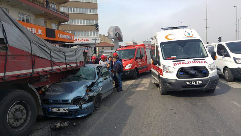 PARK HALİNDEKİ TIRA ÇARPTI