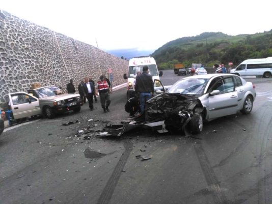 EREĞLİDE MEYDANA GELEN  TRAFİK KAZASINDA 1 KİŞİ ARACA SIKIŞTI..