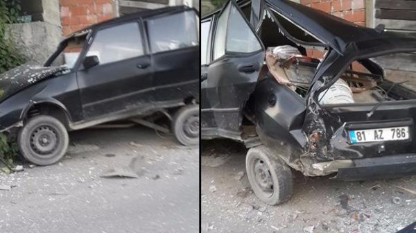 DURAN ARAÇ KAMYONUN ÇARPMASIYLA KULLANILAMAZ HALE GELDİ..