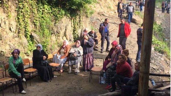 ÇARESİZCE BEKLEYİŞ..