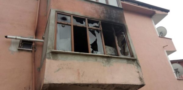 ELEKTRİK KONTAĞINDAN ÇIKAN YANGIN MUTFAĞI KÜLE ÇEVİRDİ..