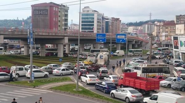 KÖPRÜLÜ KAVŞAK TRAFİĞE ÇÖZÜM OLMADI..