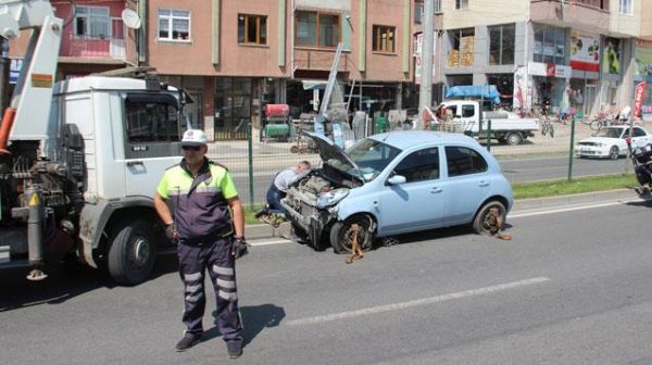 KULLANILMAZ HALE GELEN OTOMOBA�L’DEN BURNU BA�LE KANAMADAN KURTULDU..