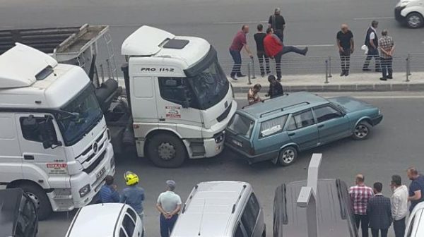 TIR IŞIKLARDA BEKLEYEN ARACA ÇARPTI..