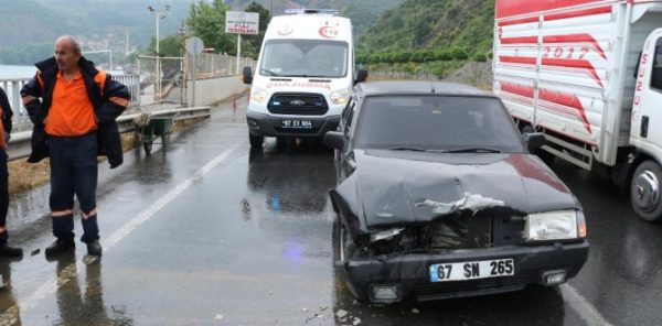 KIRMIZI IŞIKTA BEKLEYEN ARACA ARKADAN ÇARPTI..