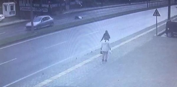 YOLUN KARAzISINA GEA�MEYE A�ALIAzAN YAAzLI ADAMA OTOMOBA�L A�ARPTI..