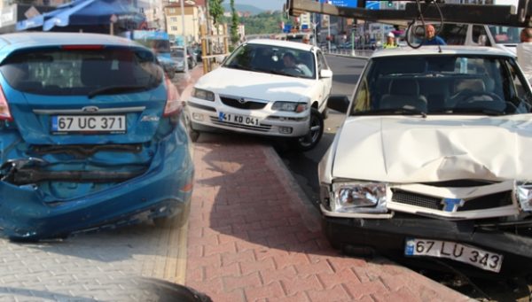 PARK HALA�NDEKA� 2 ARACA A�ARPARAK DURABA�LDA�..