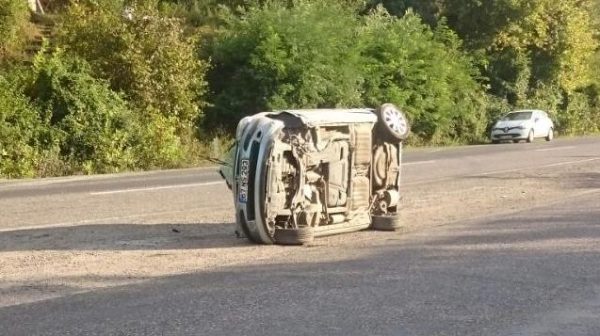 OTOMOBA�L TAKLA ATTI 2 KA�AzA� YARALANDI..