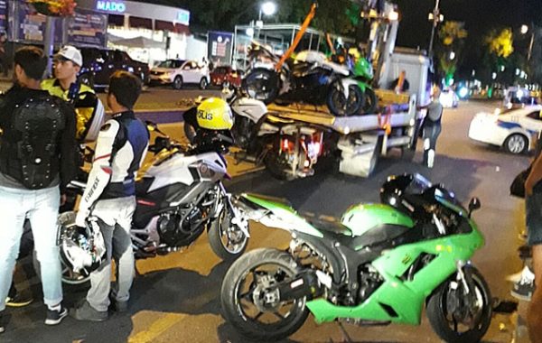 TRAFA�K POLA�SA�, EGZOZLU MOTORSA�KLET VE OTOMOBA�L SA?RA?CA?LERA�NE GA�Z AA�TIRMIYOR..