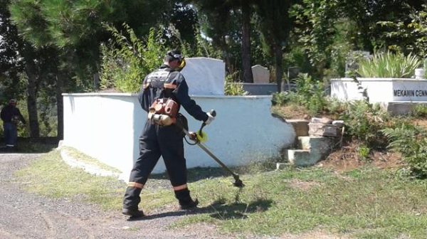 MEZARLIK’TA BAYRAM TEMA�ZLA�AzA� YAPILDI..
