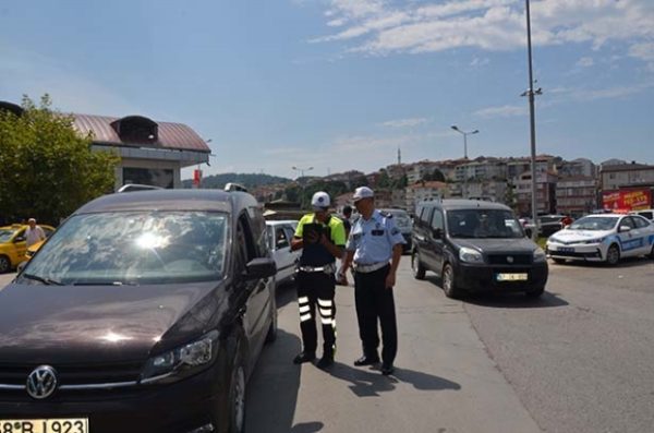TRAFA�K POLA�SA� GA�Z AA�TIRMIYOR..