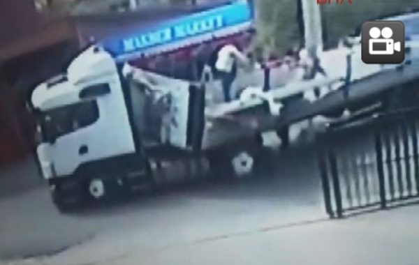 PLAKALARI TUTAN HALAT KOPTU, MERMERA�N ALTINDA KALDI..