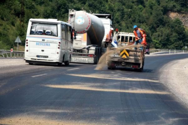 SICAKTA ERA�YEN ASFALT ‘AKUM DA�KA?LEREK A�NLENDA�..