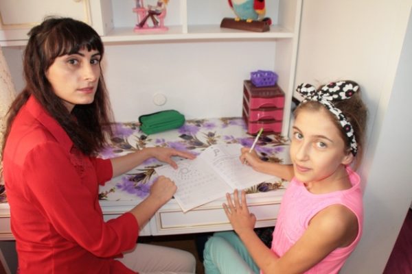 A�AzRENCA�SA� OKULA GA�DEMEYA�NCE A�AzRETMENA� EVA�NE GELDA�..