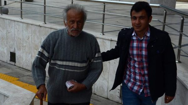 YAAzLI ADAMI ELA�NDEKA� PARAYLA GA�RENLER DOLANDIRICILIK AzA?PHESA�A�LE POLA�SA� ARADI..